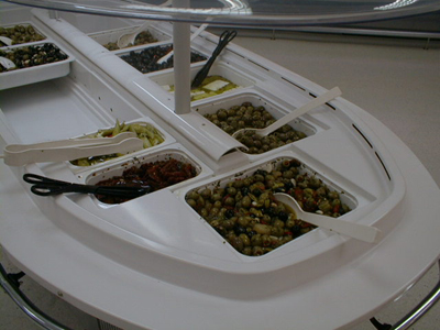 Eine sehr klassische Anforderung an das Tiefziehverfahren. Die Entwicklung einer relativ grossen, offenen Truhe f�r das Angebot von in &Ouml;l eingelegten, s&uuml;dl&auml;ndischen Waren, wie z. B. Oliven, Peperoni usw.