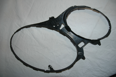 technisches Spritzgussteil als Umrandung von Fahrzeugscheinwerfern