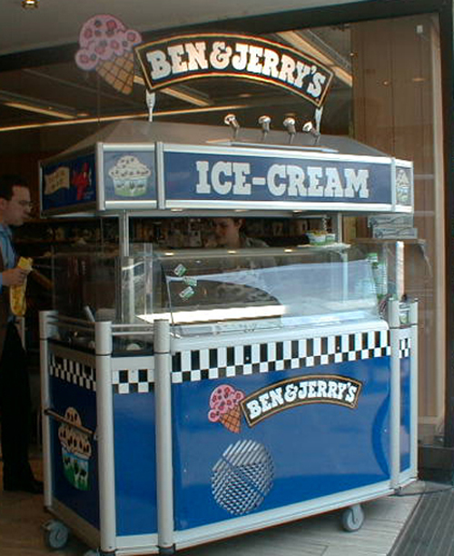 Ben & Jerry&acute;s Eis-Verkaufswagen in den typischen Farben, mit einfahrbarem Dach