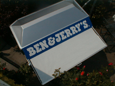 Ben & Jerry&acute;s Eis-Verkaufswagen in den typischen Farben, mit einfahrbarem Dach